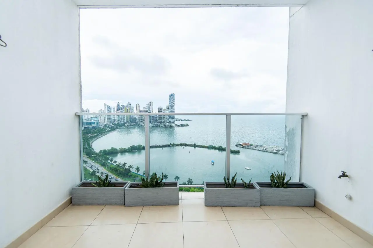 ave. balboa, p.h. white tower #28c