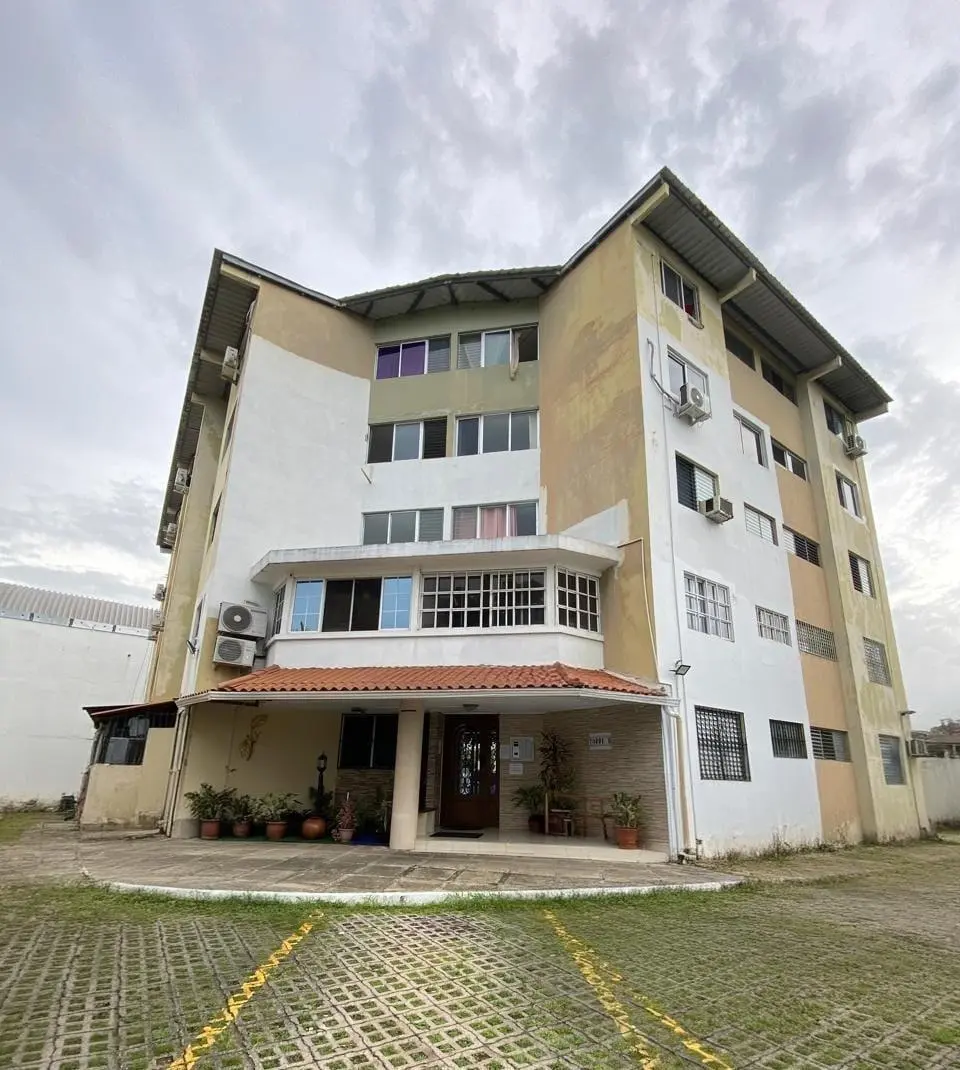 parque lefevre, frente a la calle 15 a unos 80.00 m de la vía españa #1