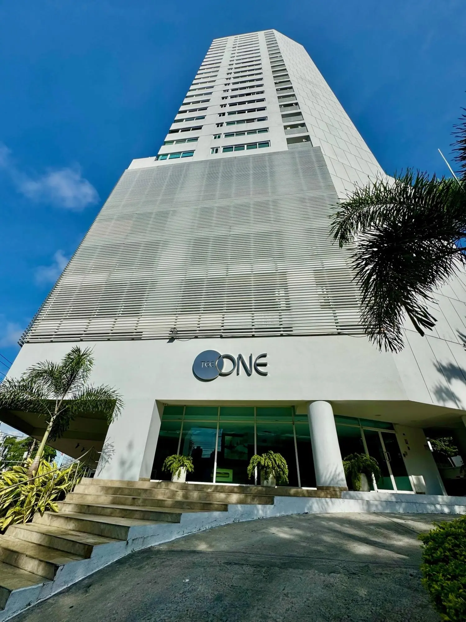 via porras, al lado de la entrada del parque omar #24a