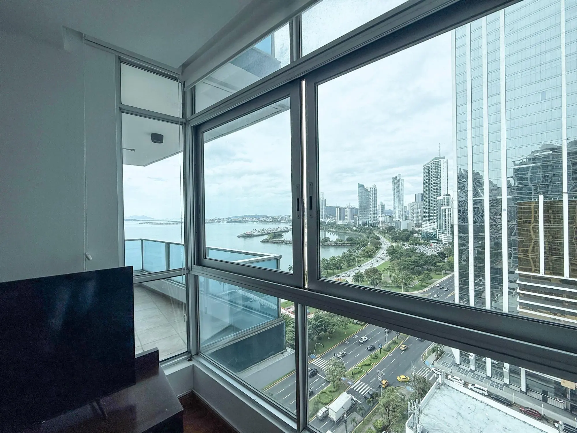 Ph Bayfront Tower #1701 - Photo 15